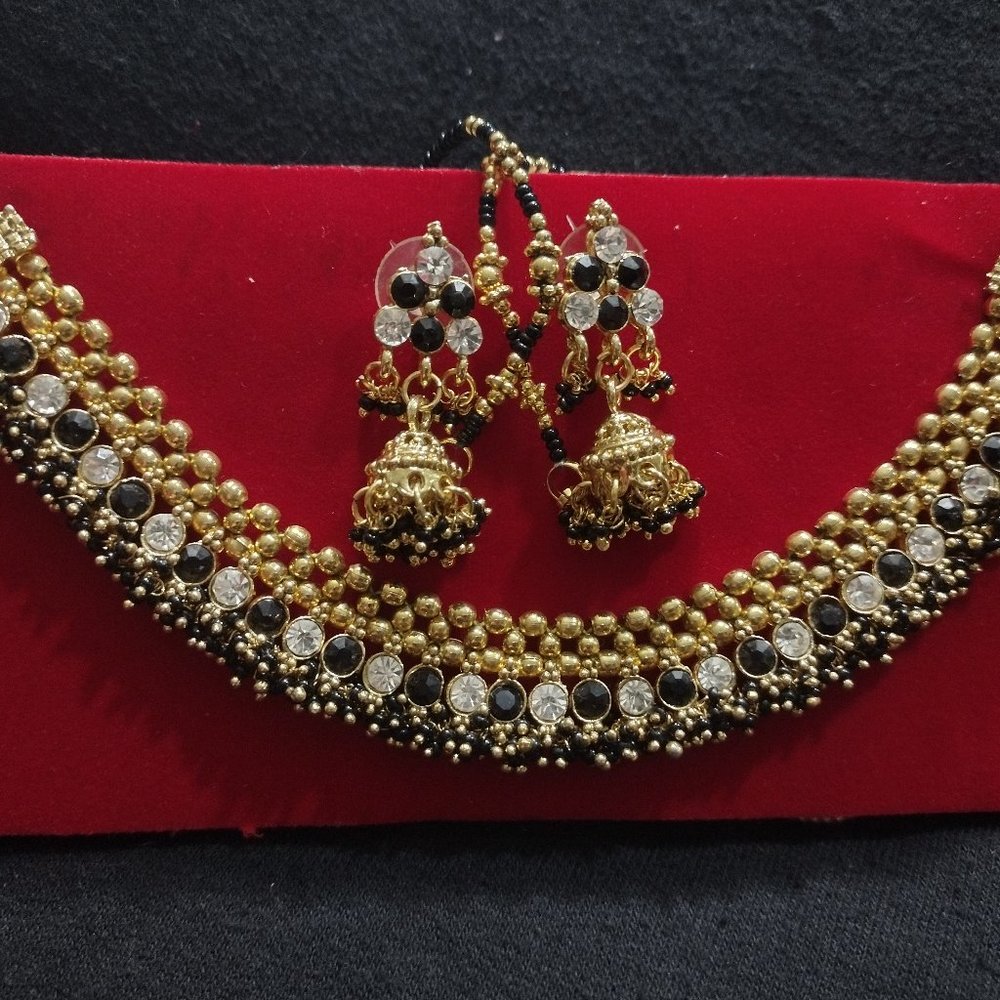 Indian necklace and earring set